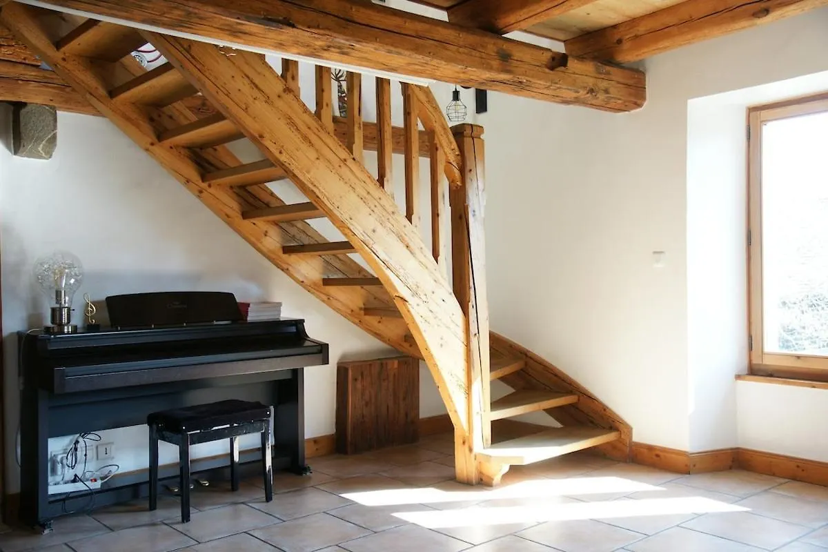 Chaleureuse Maison De Village Marignier Франция